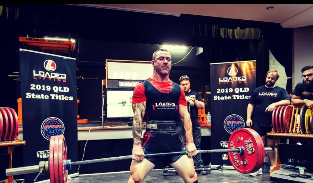 Shaun mid-deadlift on the platform at the 2019 QLD State Titles powerlifting meet